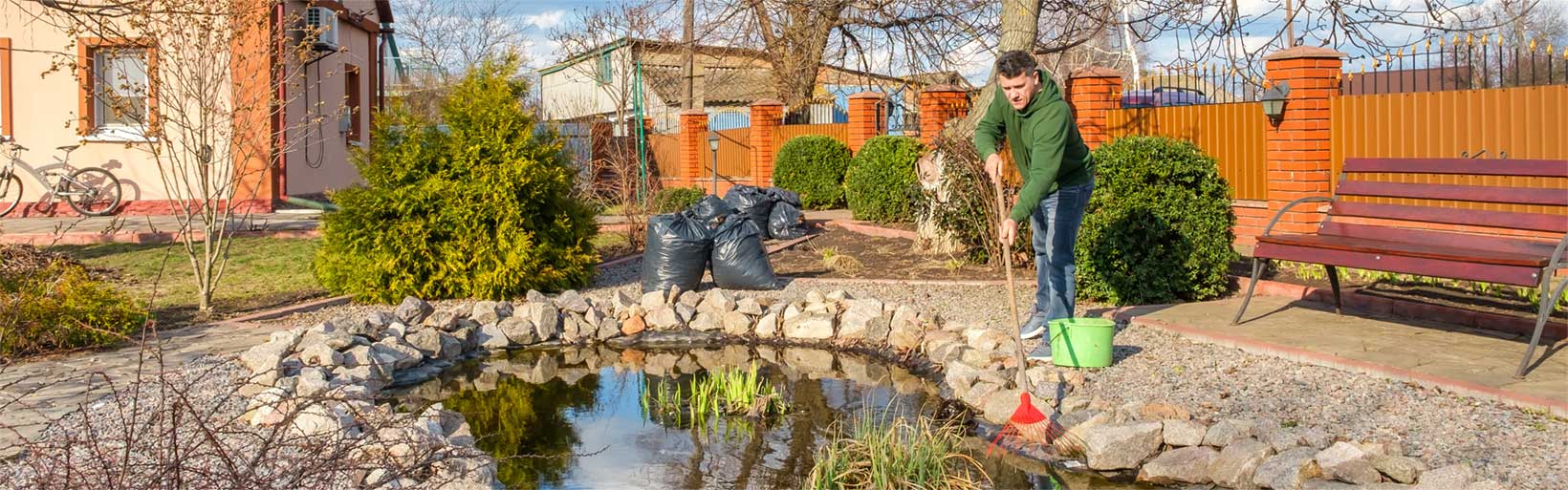 Gartenteich wird im Frühjahr gereinigt